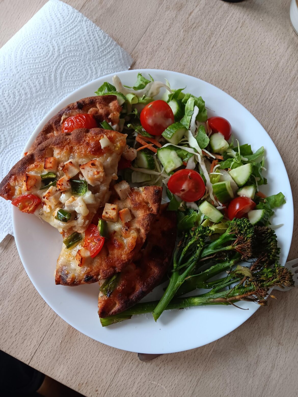 Mini protein pizza with broccoli and salad. Only 610 calories and my fiancé loved it.