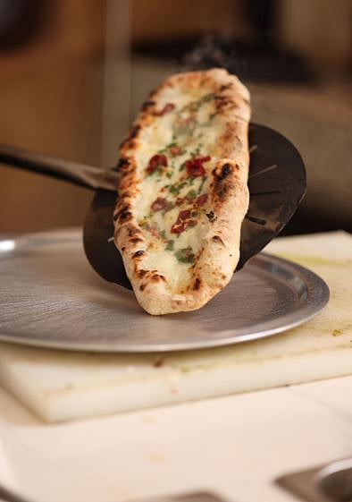 Chilli cheese garlic bread