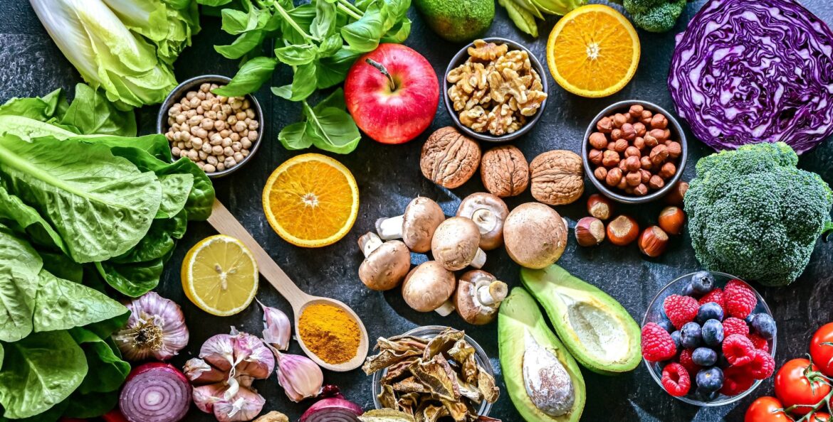 Can diet calm early memory problems? Anti-inflammatory Mediterranean eating shows promise Study: Evidence of an anti-inflammatory diet as a key protector for subjective memory complaints in women. Image Credit: monticello / Shutterstock