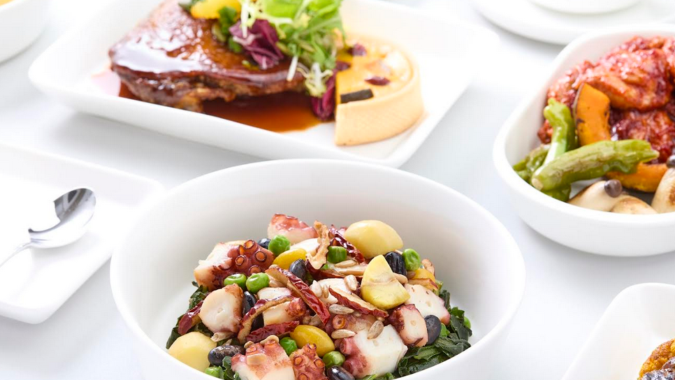 10 Airlines with Best In-Flight Food in the World in 2025 According to Readers