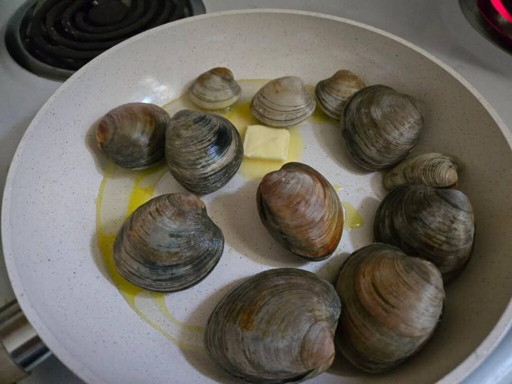 Fresh clams with butter and tomato sauce w pasta-mangia!!!!