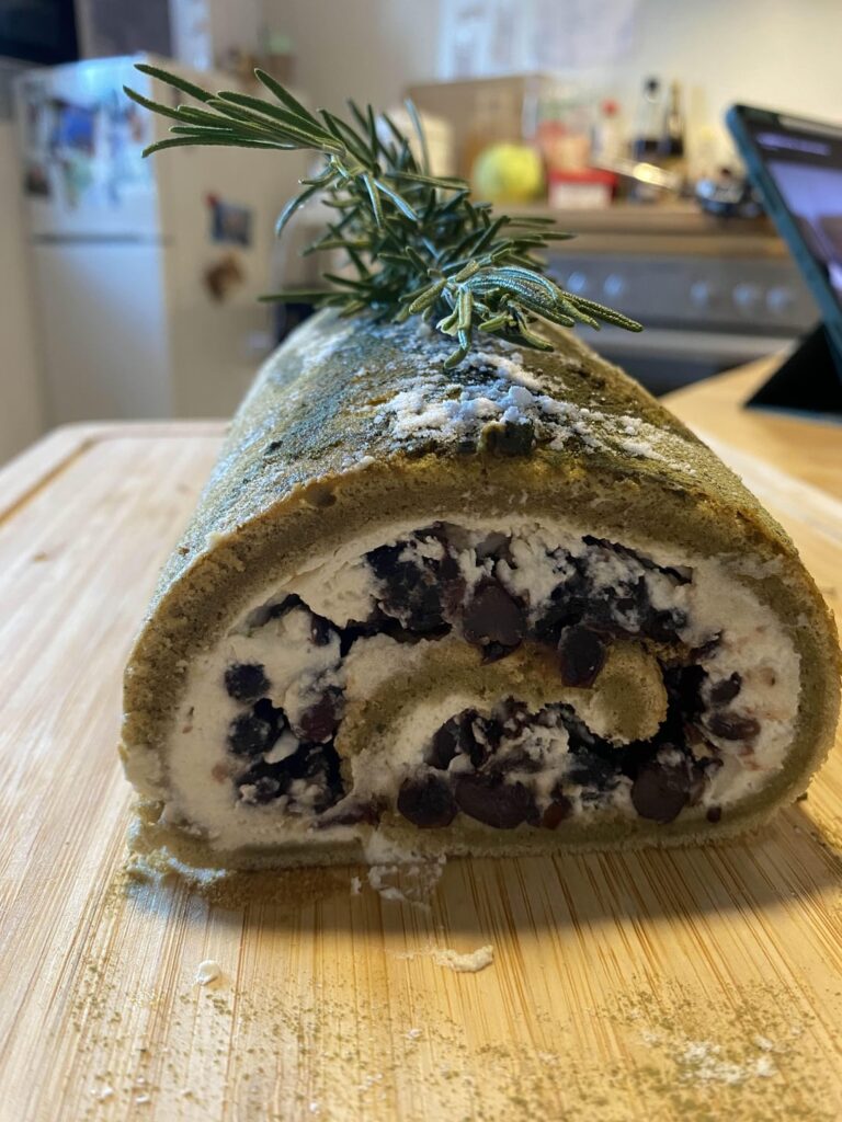 Matcha swiss roll with red-bean filling! Matcha swiss roll with red-bean filling!