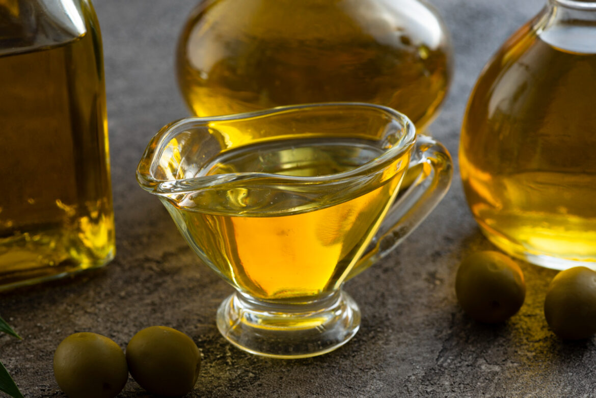 Recent inspections by the Ministry of Agriculture and Livestock (Mapa) have brought to light a serious problem in the Brazilian market: counterfeit olive oils being sold as pure, high-quality products.
