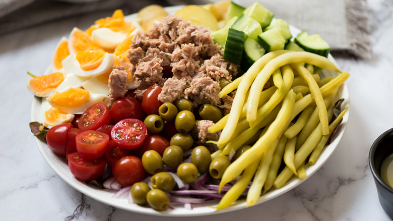Salade Niçoise with green olives