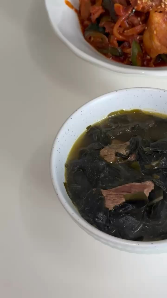 Simple Korean Seaweed Soup (Miyeok-guk) Recipe 🍲