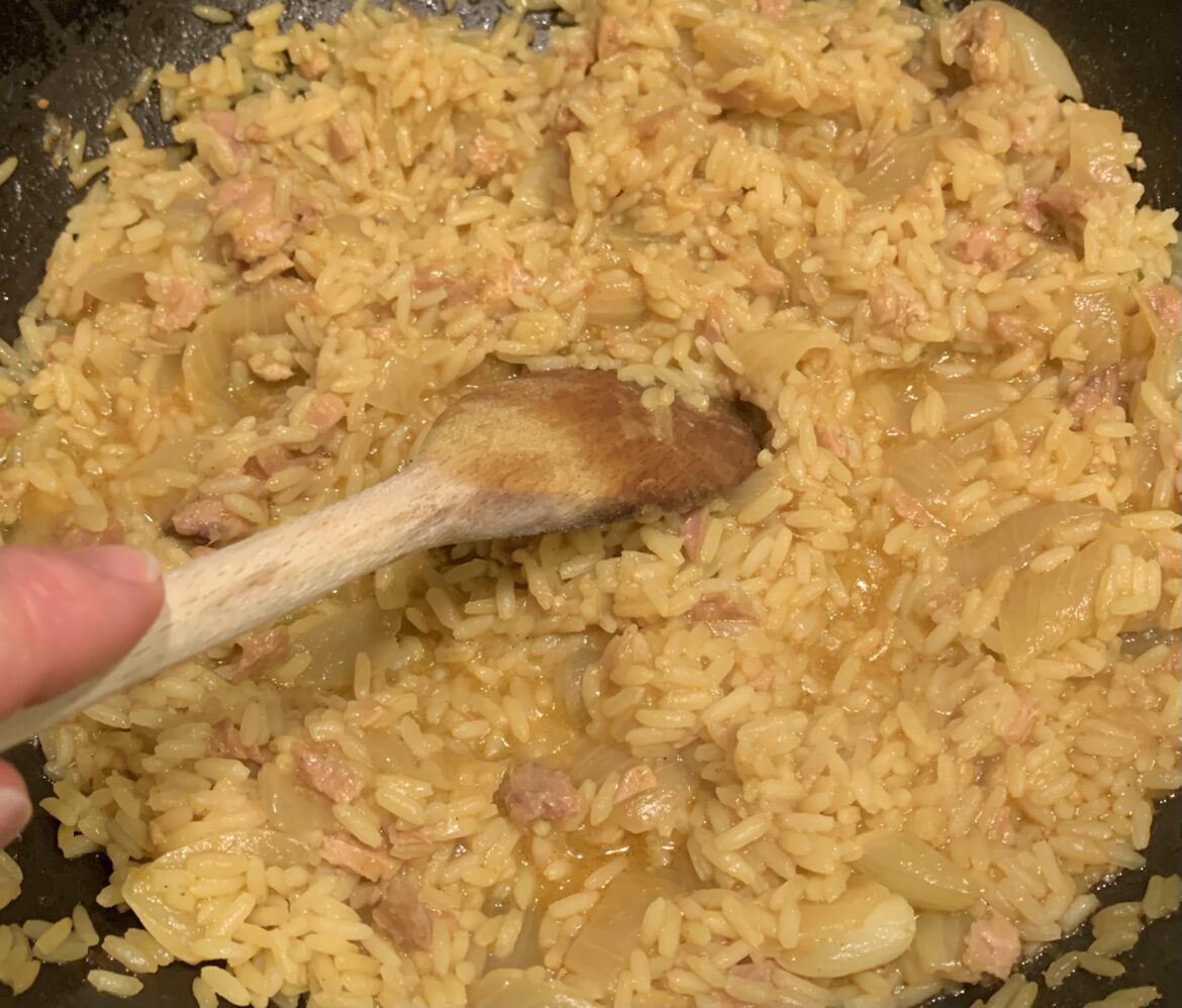 My student lunch today: rice with tuna, onion and curry. A cheap classic.
