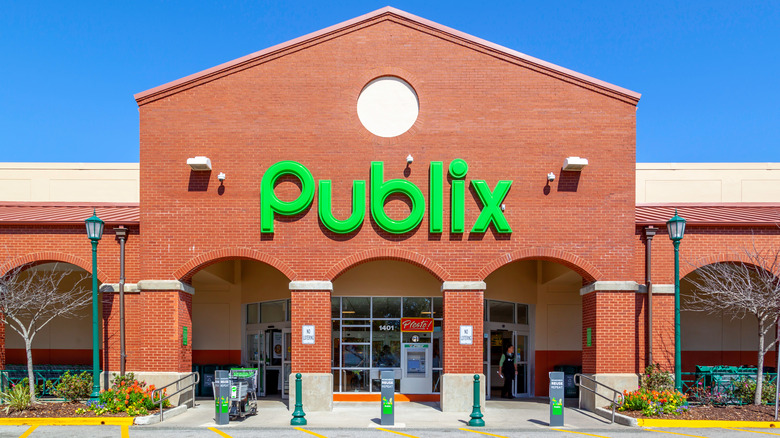 Publix store facade 