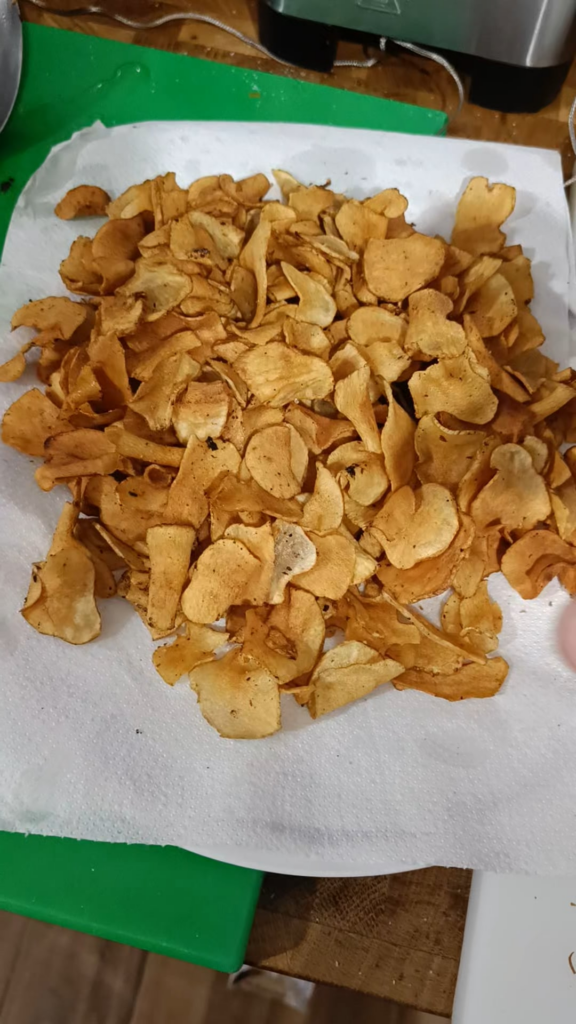 Topinambur chips (in english I think they are called jerusalem artichoke)
