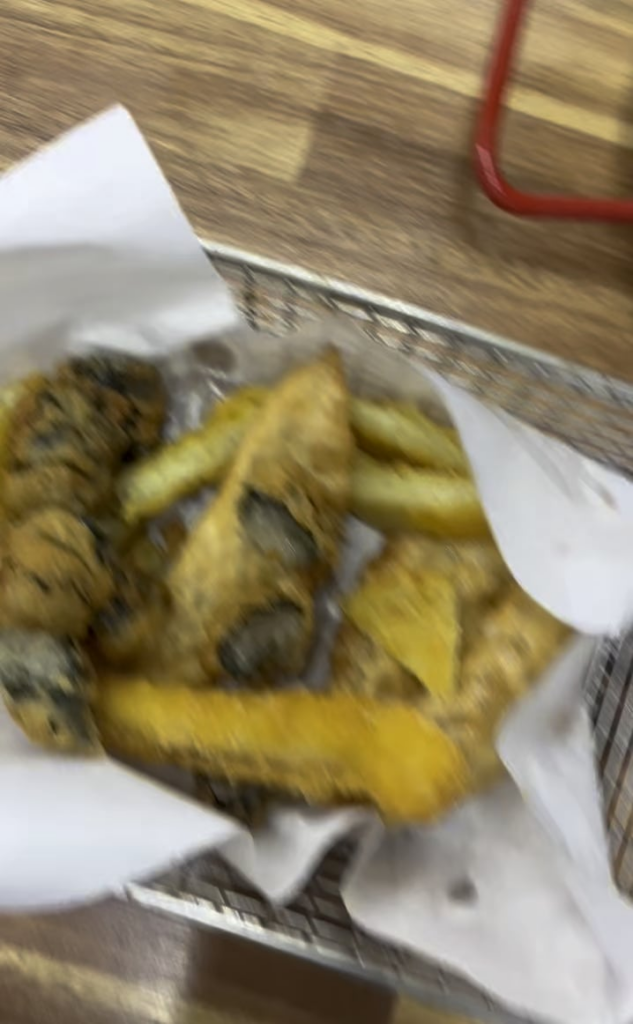 Korean tteokbokki, fried snacks, and kimbap are so delicious. 🍽️😋