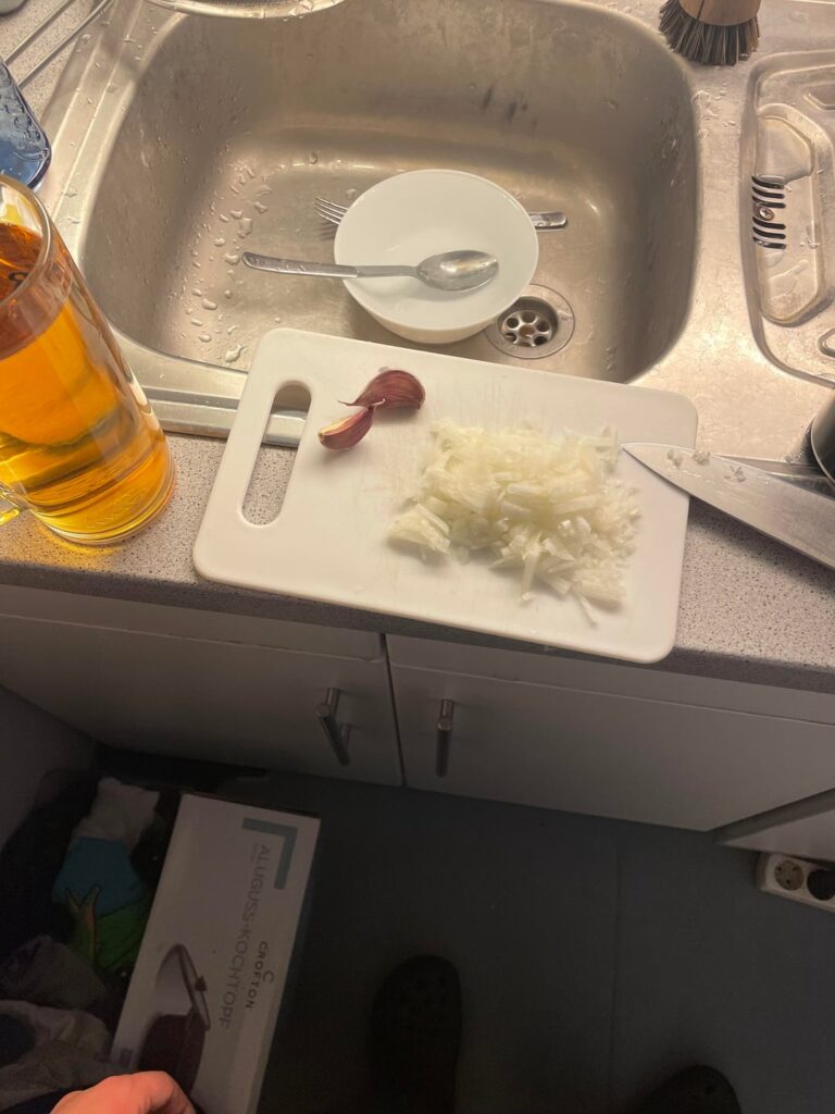 Making pasta with shrimps for me and my gf because I lover her very much