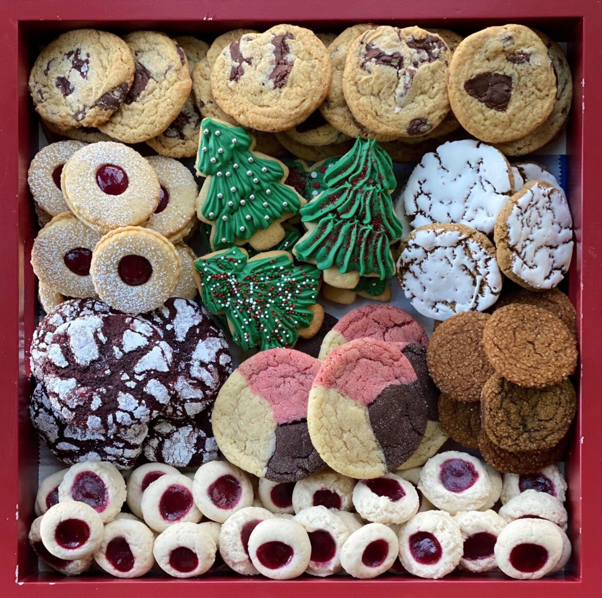 First Christmas cookie box of the year (for practice) has been completed, I love this time of year! 😄 ✨