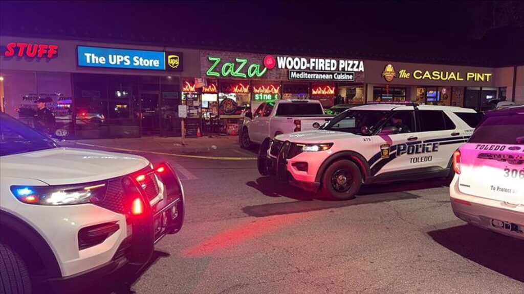 Robbery suspect dies from shooting at Toledo shopping plaza Robbery suspect dies from shooting at Toledo shopping plaza