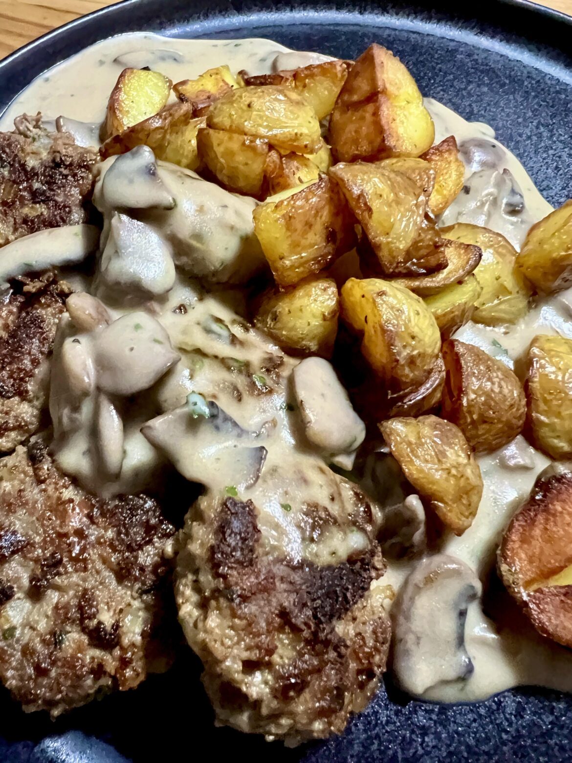 Frikadellen, Bratkartoffeln und Champignonsauce