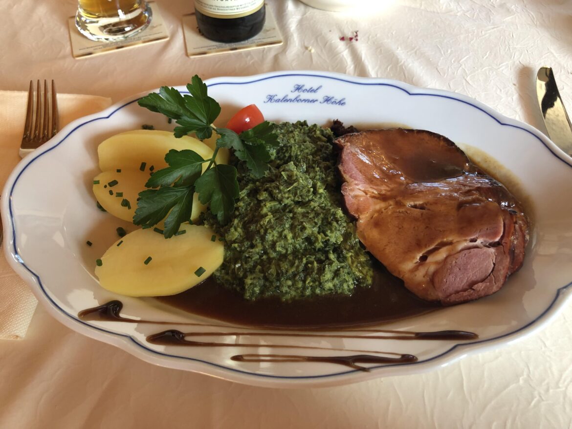 Kassler mit Grünkohl und Kartoffeln