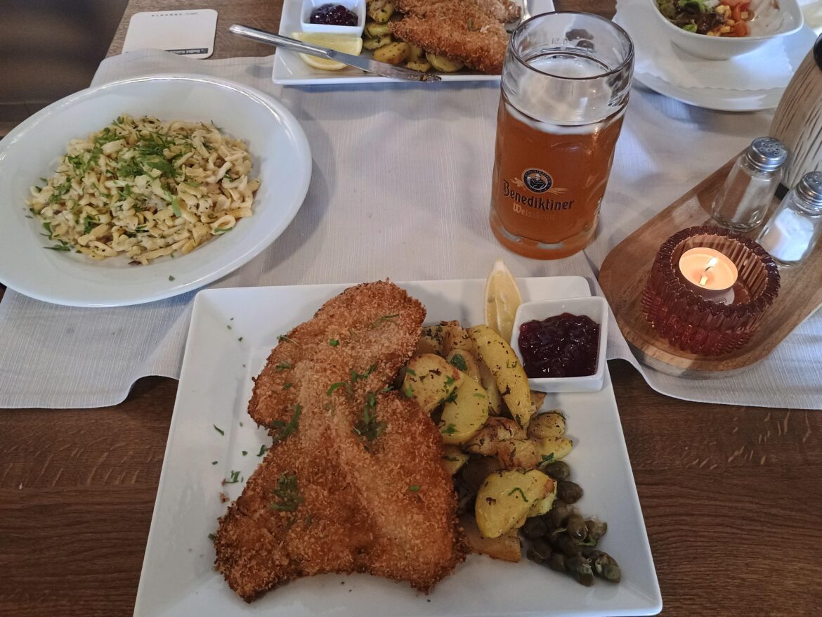 Wiener schnitzel mit Käse Spätzle.