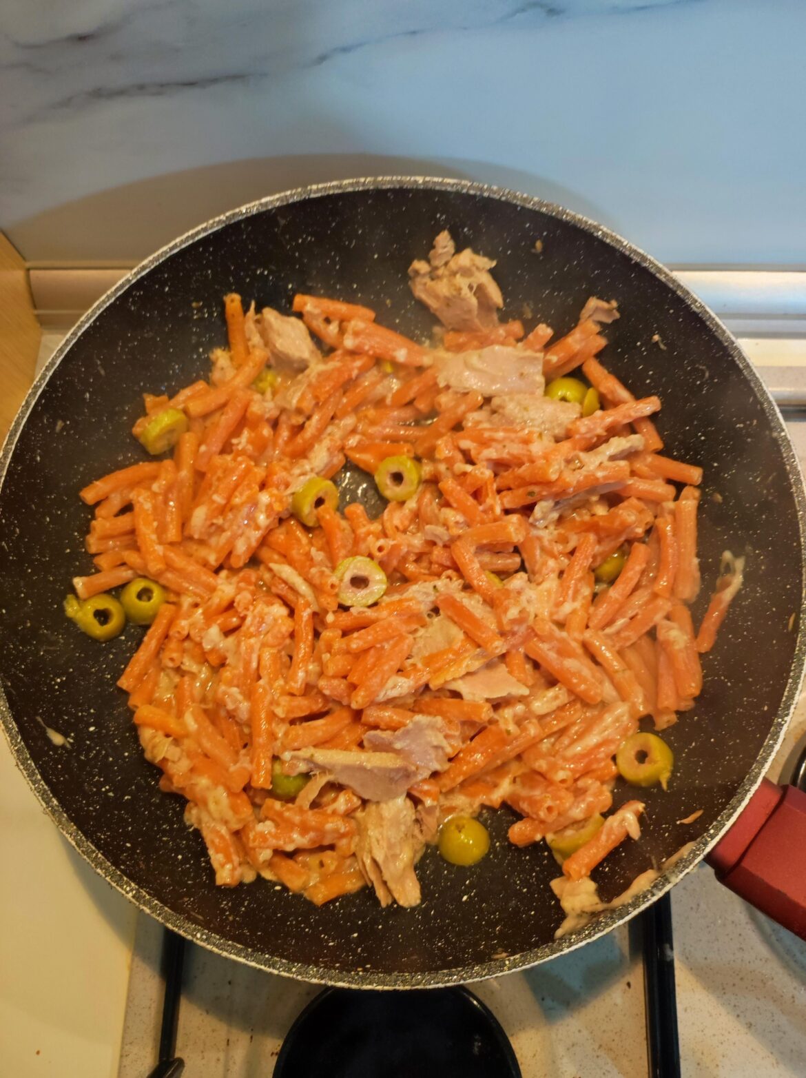 Legume pasta (lentil pasta) with tuna, olives and Grated Parmigiano 😋: Simply and delicious 😋
