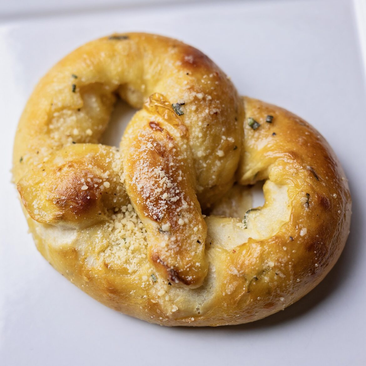 Mozzarella Stuffed Rosemary and Parmesan Soft Pretzels Mozzarella Stuffed Rosemary and Parmesan Soft Pretzels