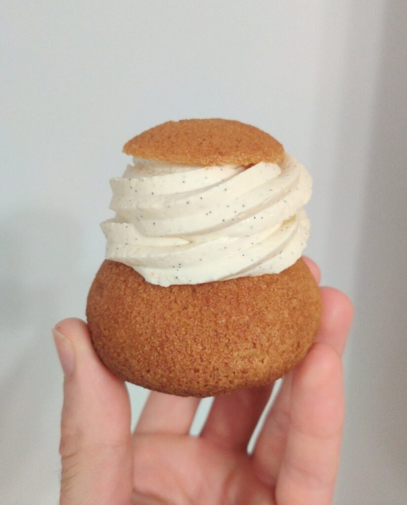 [Homemade] Classic-style cream puff. Choux au craquelin, vanilla cream pastry cream, cranberry compote, vanilla bean whipped ganache.