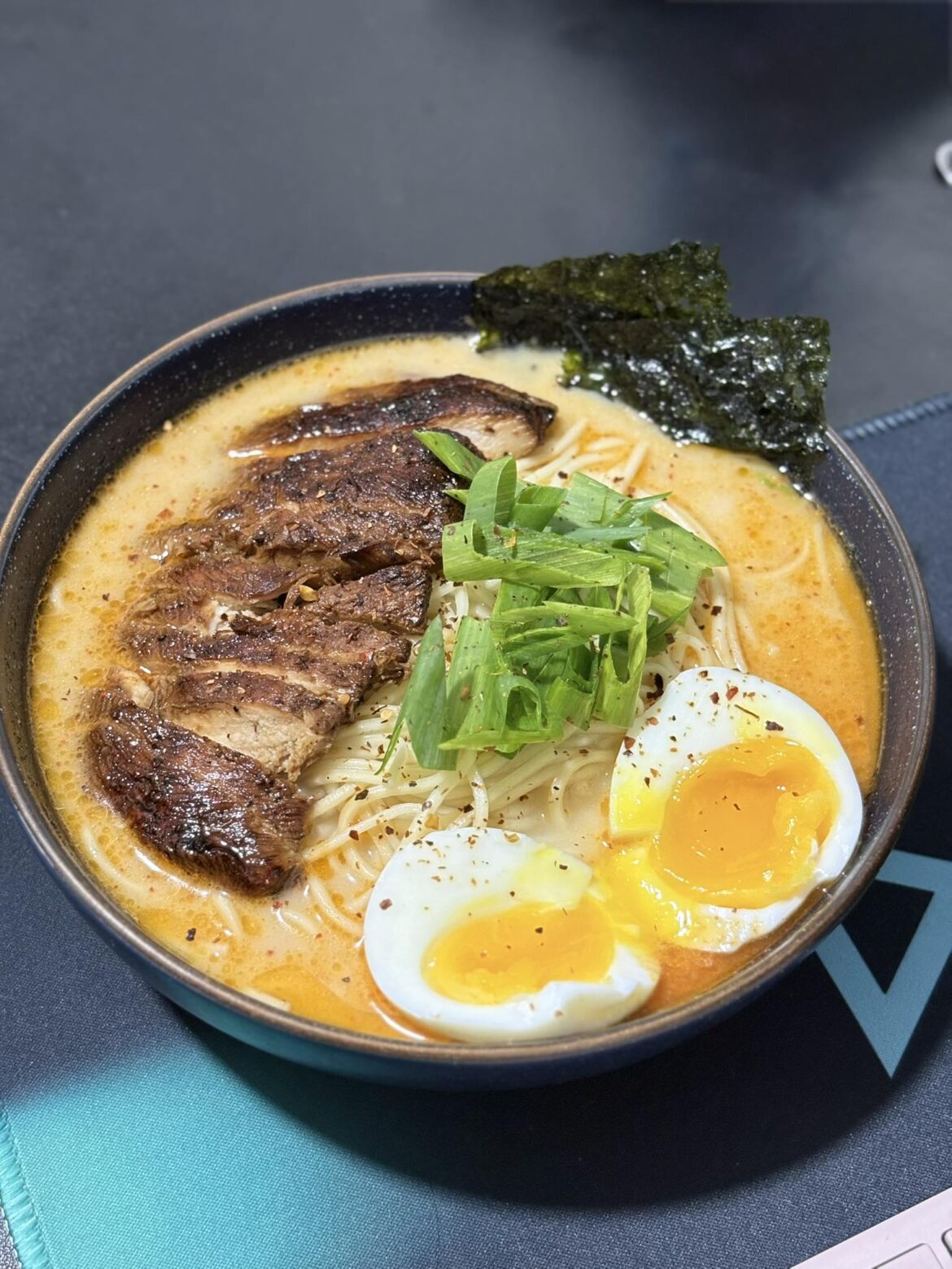 Made myself a comforting bowl tonight creamy broth, seared pork, soft-boiled eggs, fresh scallions, and a sheet of nori. Nothing fancy, just ramen done right.