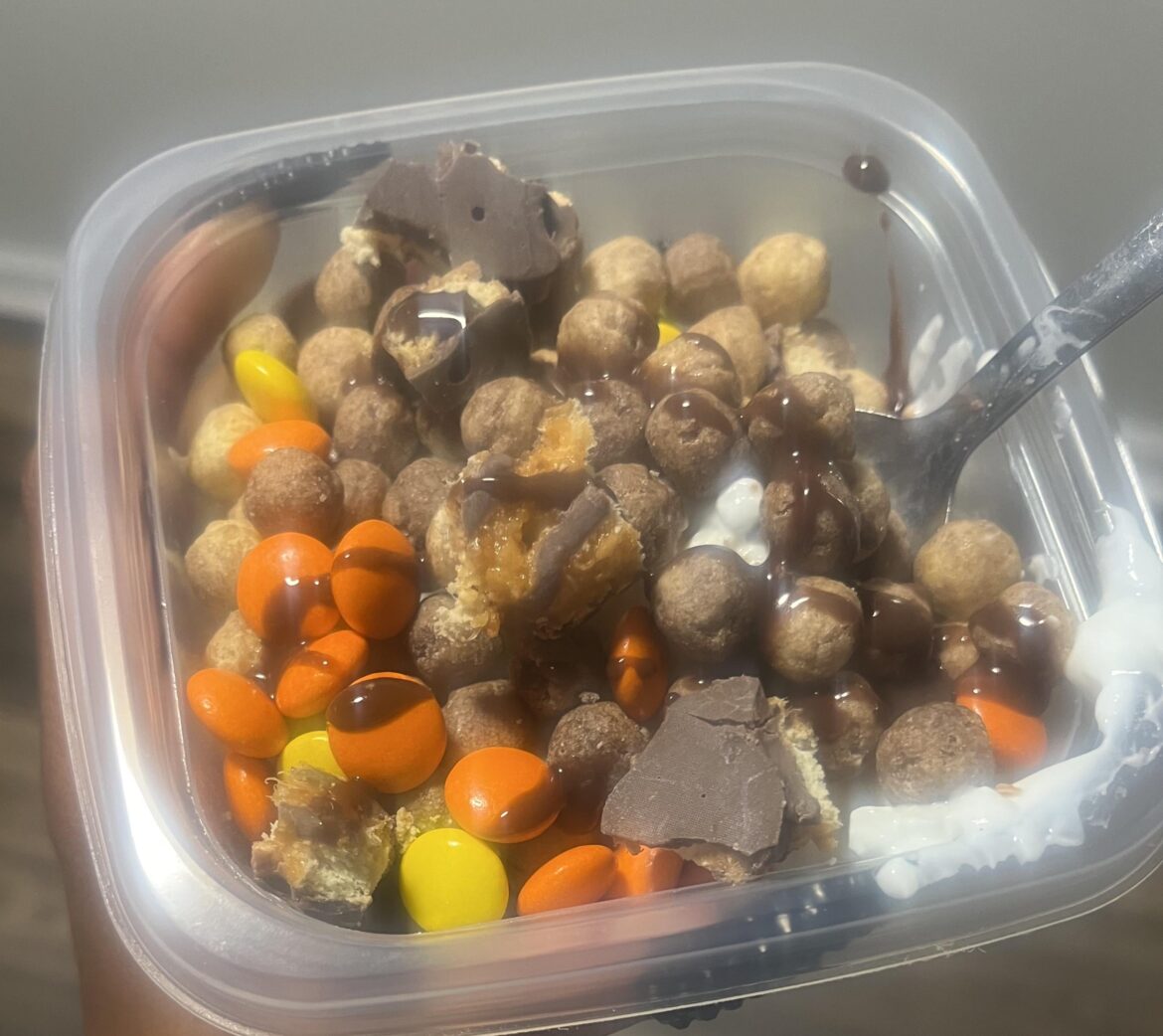 Breakfast Crunchy cottage cheeese yogurt bowl :-) 335 calories