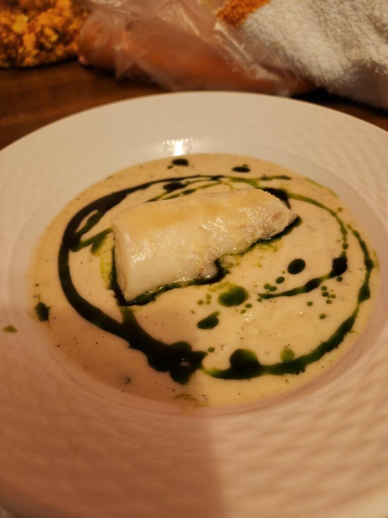 Cod Confit sur Sauce Vin Blanc, avec Pommes de Terre Fondantes