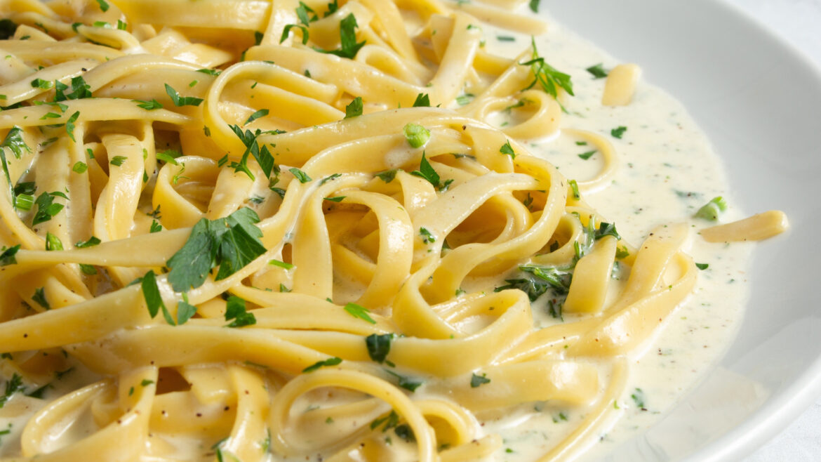 The Restaurant Chain With The Hands-Down Most Affordable Fettuccine Alfredo