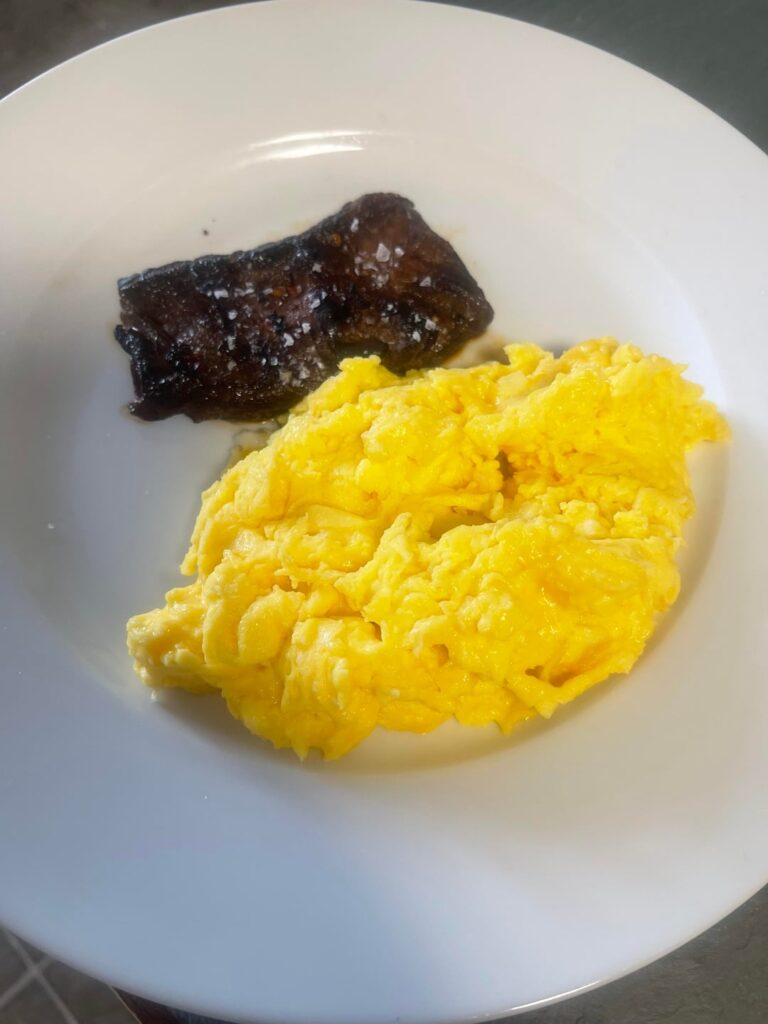 Skirt steak & cheesy eggs. (Meat a tad bit overcooked. Damn Cloudflare outage making my phone blow up.)
