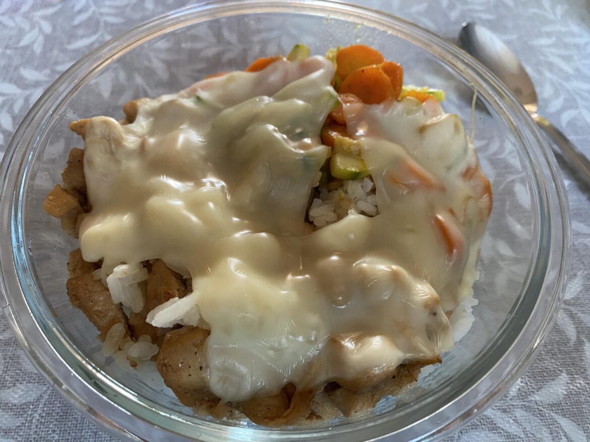 Simple chicken with rise and vegetables.