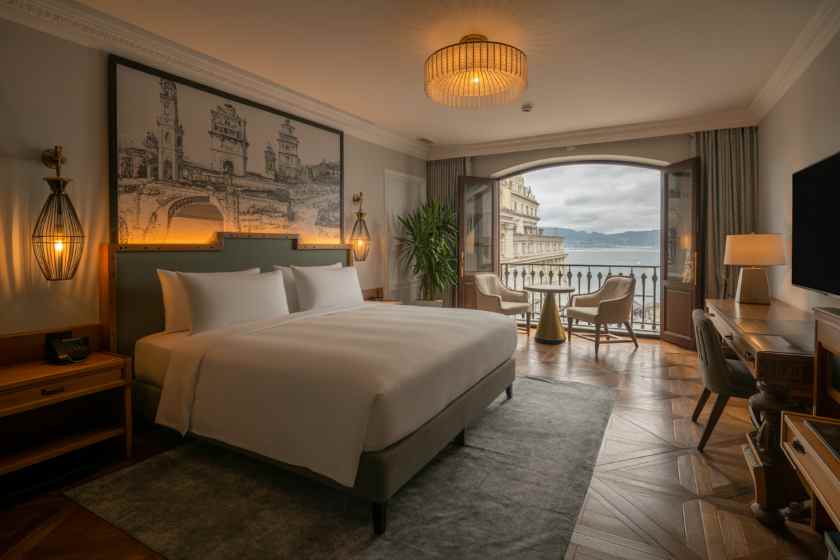 Discover Luxury at Courtyard by Marriott San Diego Downtown Little Italy with Stunning Bay Views and Mediterranean Cuisine Hotel