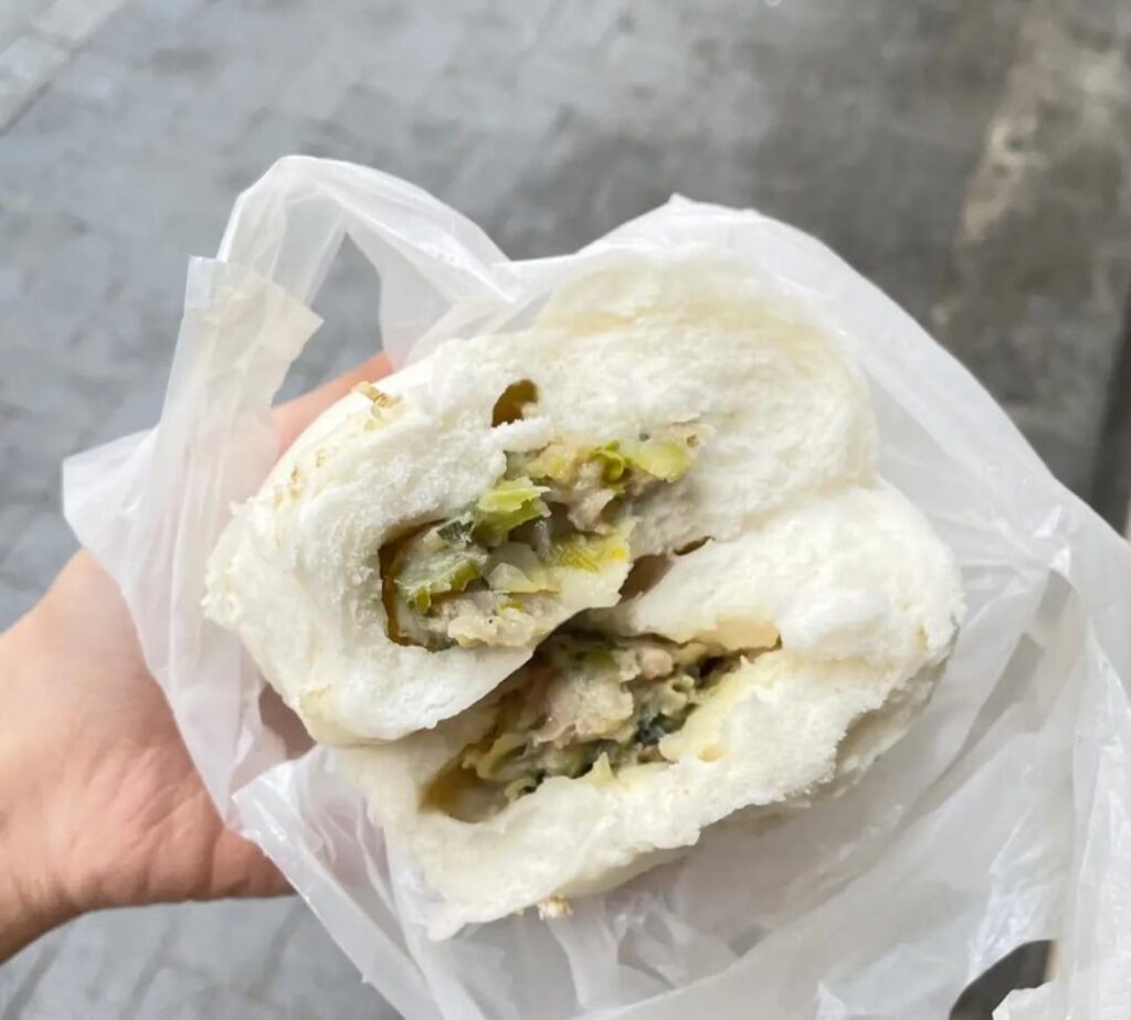 how many calories in this pork and vegetable bun?