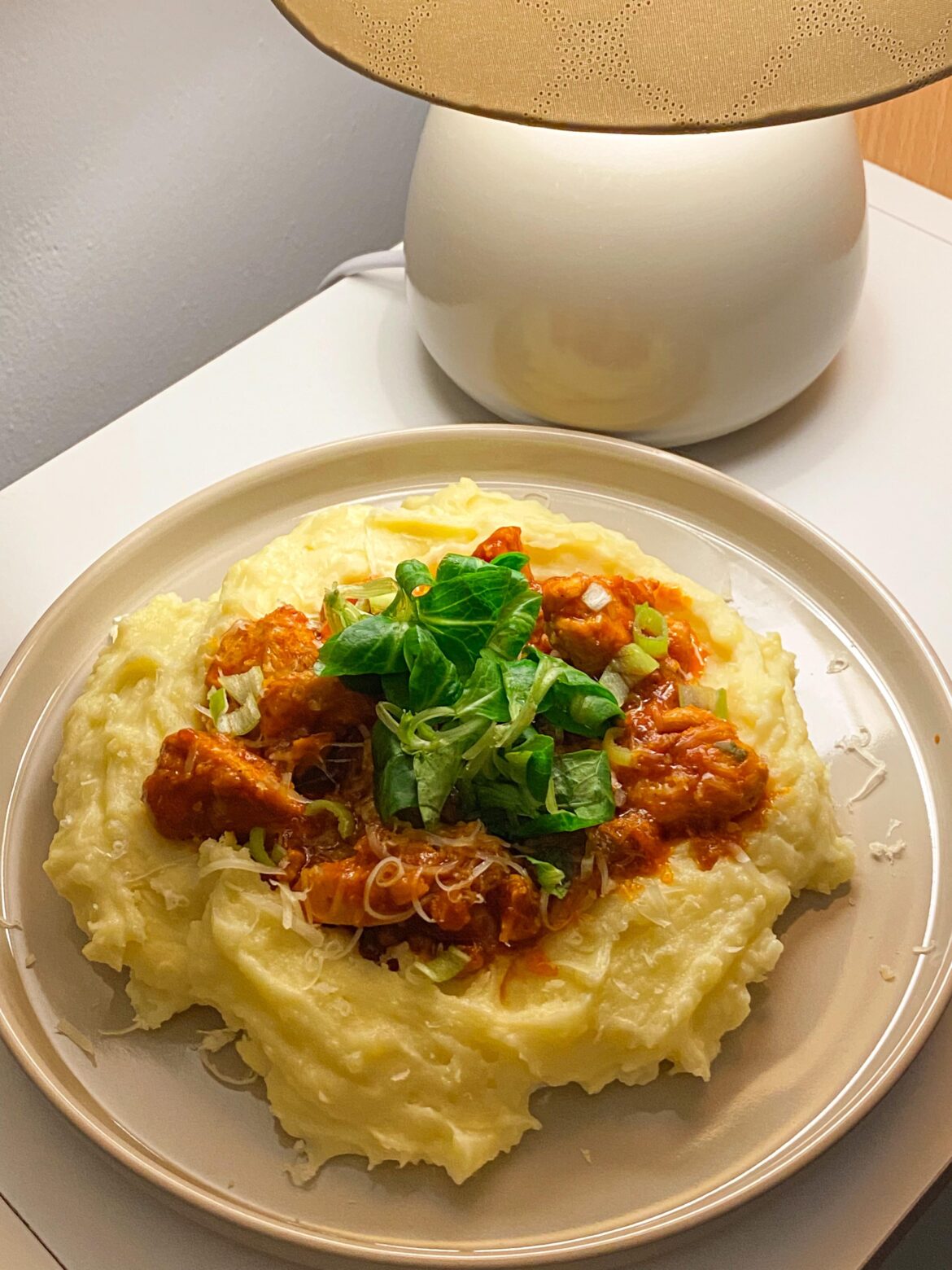 Mashed fluffy potatoes and chicken with tomato sauce with a touch of cheese