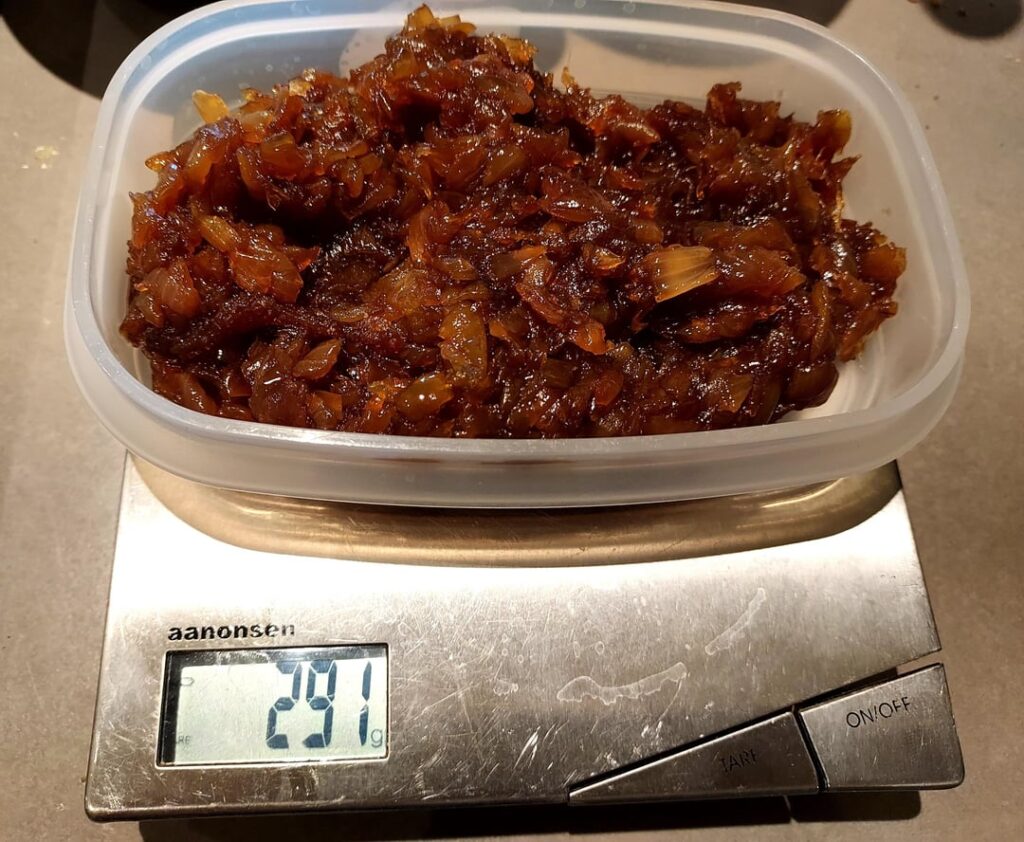 Started with 1 kg of yellow onions, ended up with 291 g of delicious caramelized heaven.