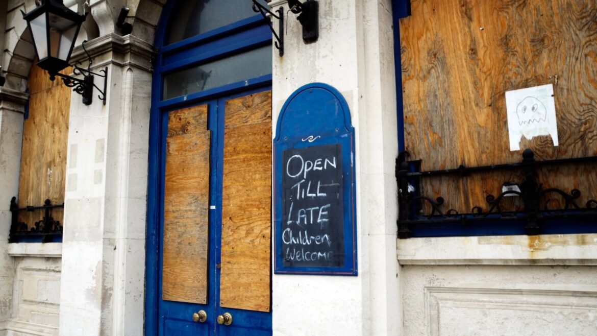 Beloved casual dining chain and Red Lobster rival announces plans to shutter 70 restaurants in US