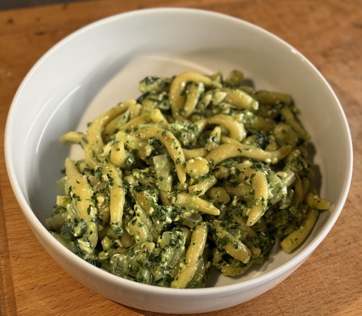 Schupfnudeln with spinach and feta cheese