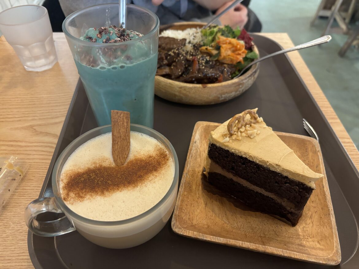 Chai latte, peanut butter cake