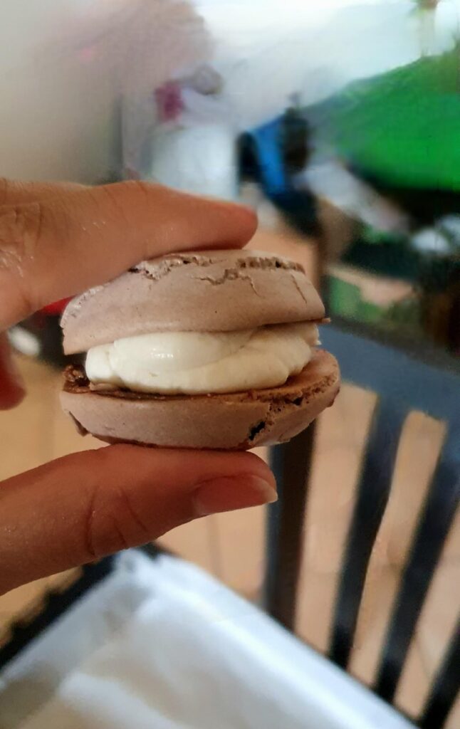 My macaron crack and don’t have feet !!!!! My macaron crack and don't have feet !!!!!