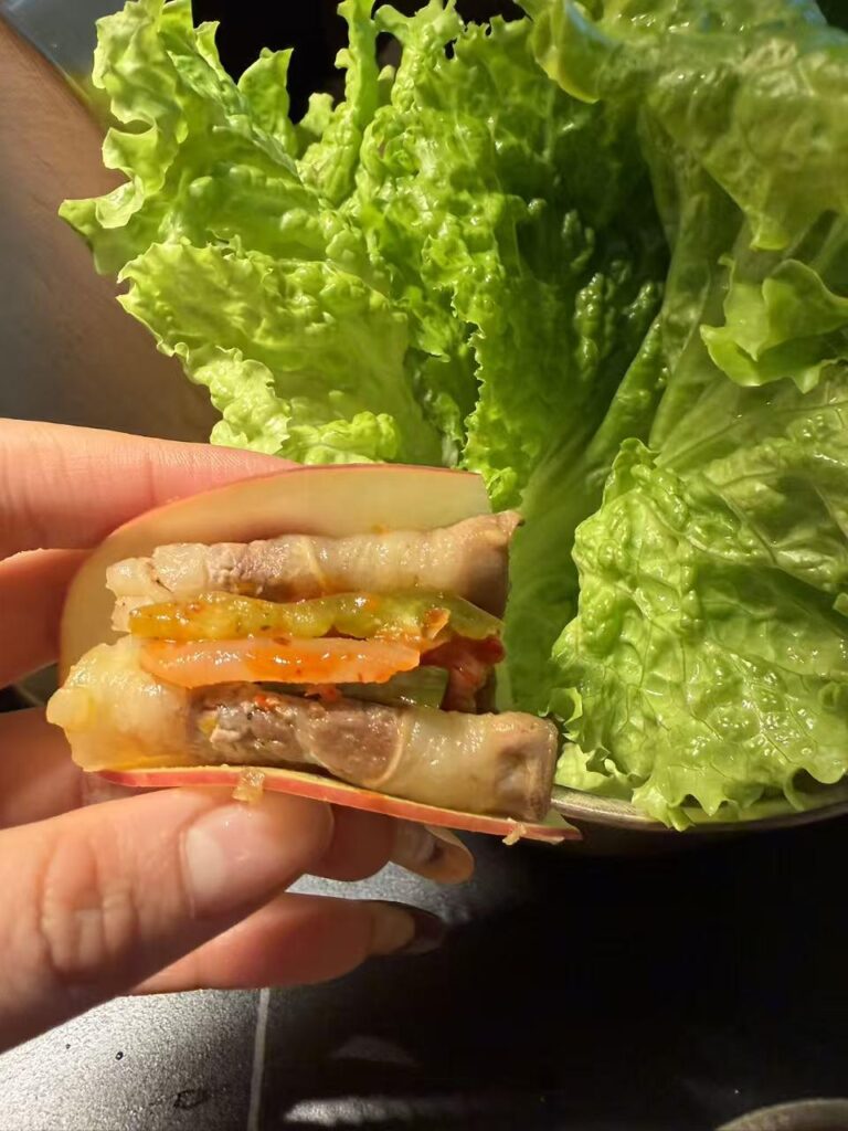 Tried using apple slices instead of lettuce — surprisingly delicious！