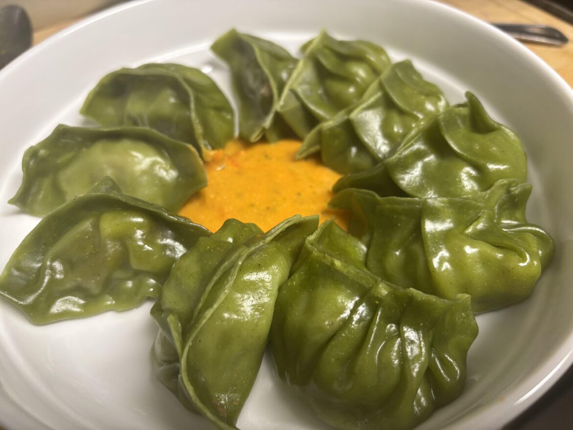 [Homemade] Momo with spinach dough wrapper.