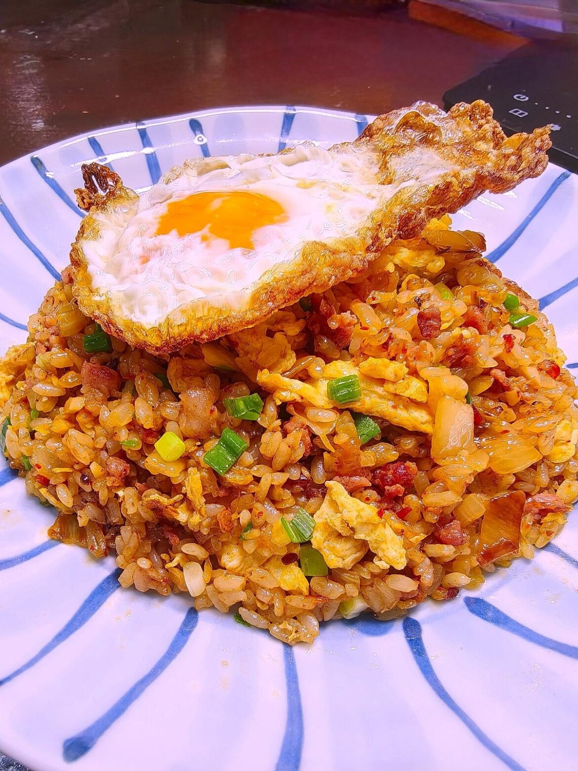 One of my favourite fried rice, kimchi fried rice! 🌶️🍚 I can't eat kimchi raw but I love it when it's cooked! So so addictive and appetizing 🤤😋♥️