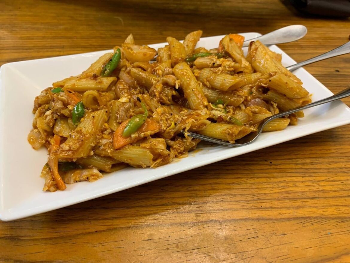 Spicy stir-fried penne pasta. (7/10)