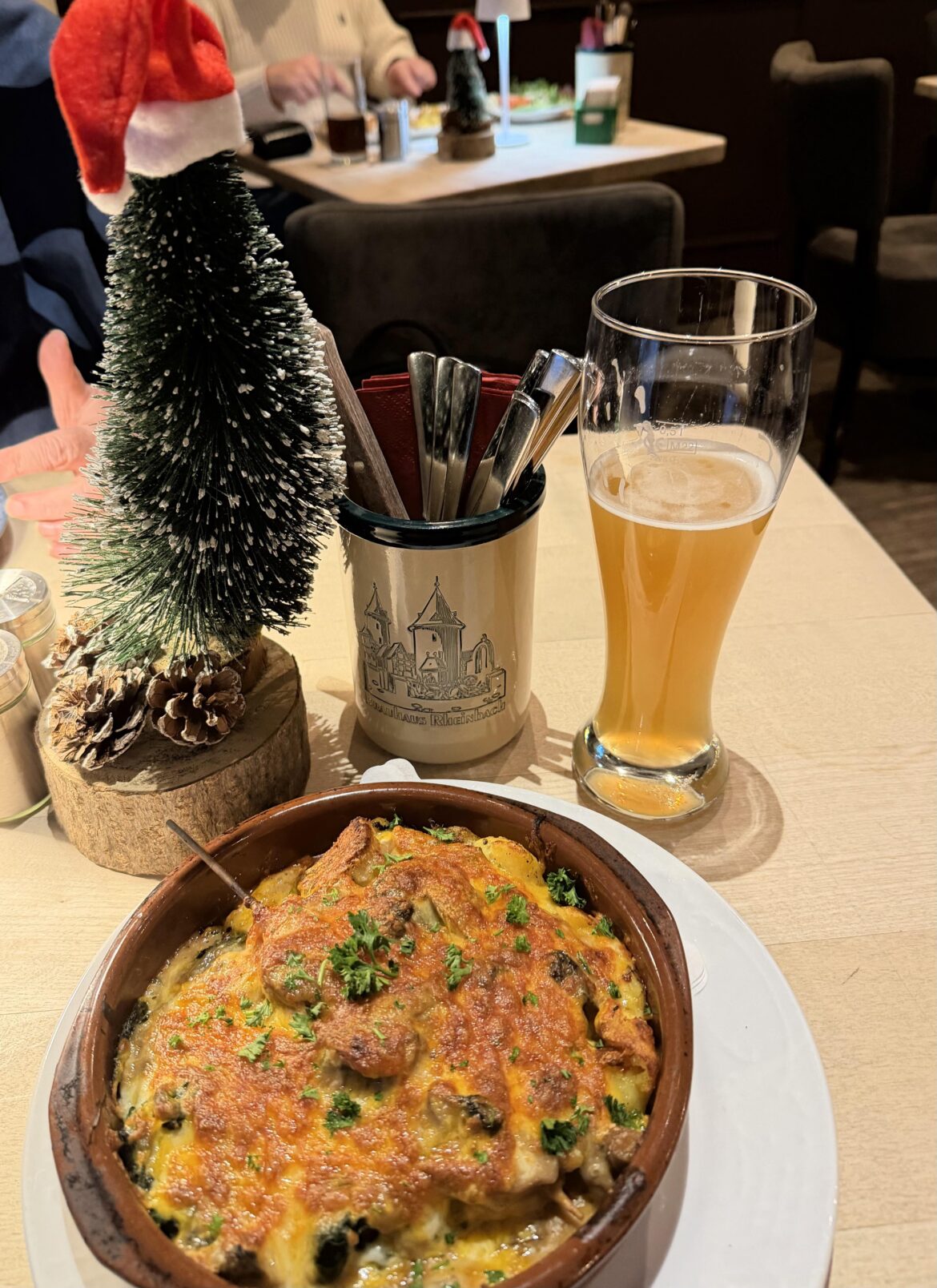 Brauer Pfännchen mit Käse überbacken.