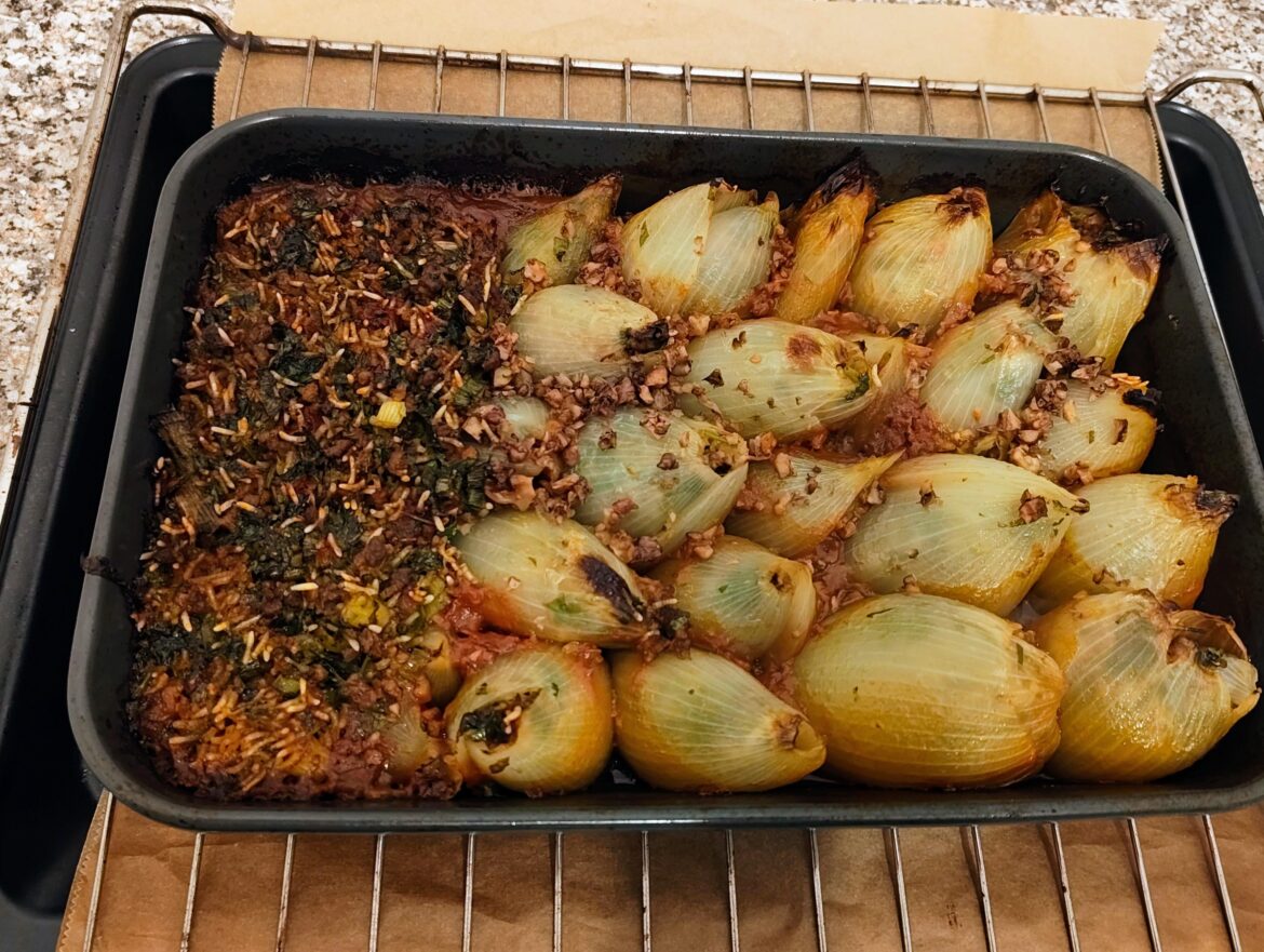 Heard you all like onions? Stuffed onions filled with rice, minced (vegan) meat, crushed walnuts, herbs and spices, baked in a simple tomato sauce - It tastes WAY better than it looks!