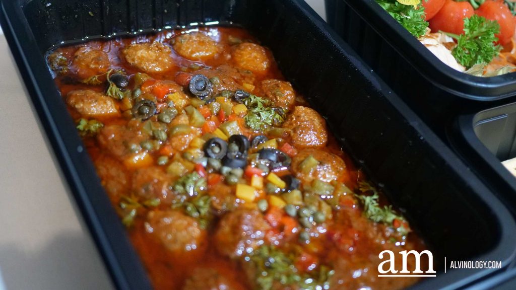 [Review] Rasel Catering's Halal Christmas Menu Brings Comfort and Joy to Singaporean Tables with KITKAT Desserts and Free Festive Blind Boxes - Alvinology