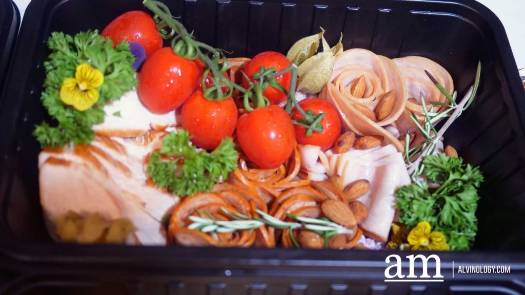 [Review] Rasel Catering's Halal Christmas Menu Brings Comfort and Joy to Singaporean Tables with KITKAT Desserts and Free Festive Blind Boxes - Alvinology