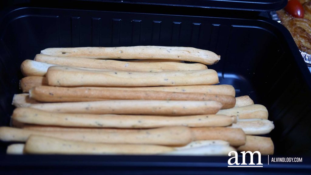 [Review] Rasel Catering's Halal Christmas Menu Brings Comfort and Joy to Singaporean Tables with KITKAT Desserts and Free Festive Blind Boxes - Alvinology