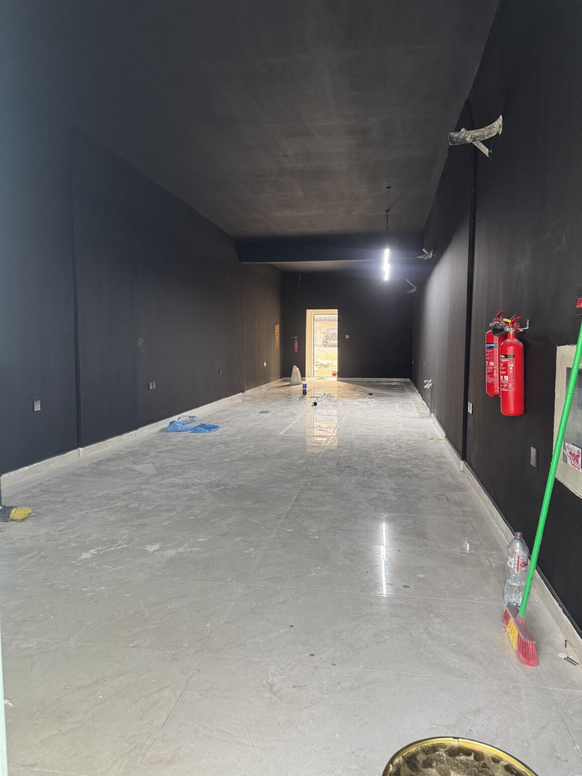 Is painting a coffee shop all black is a good idea ?