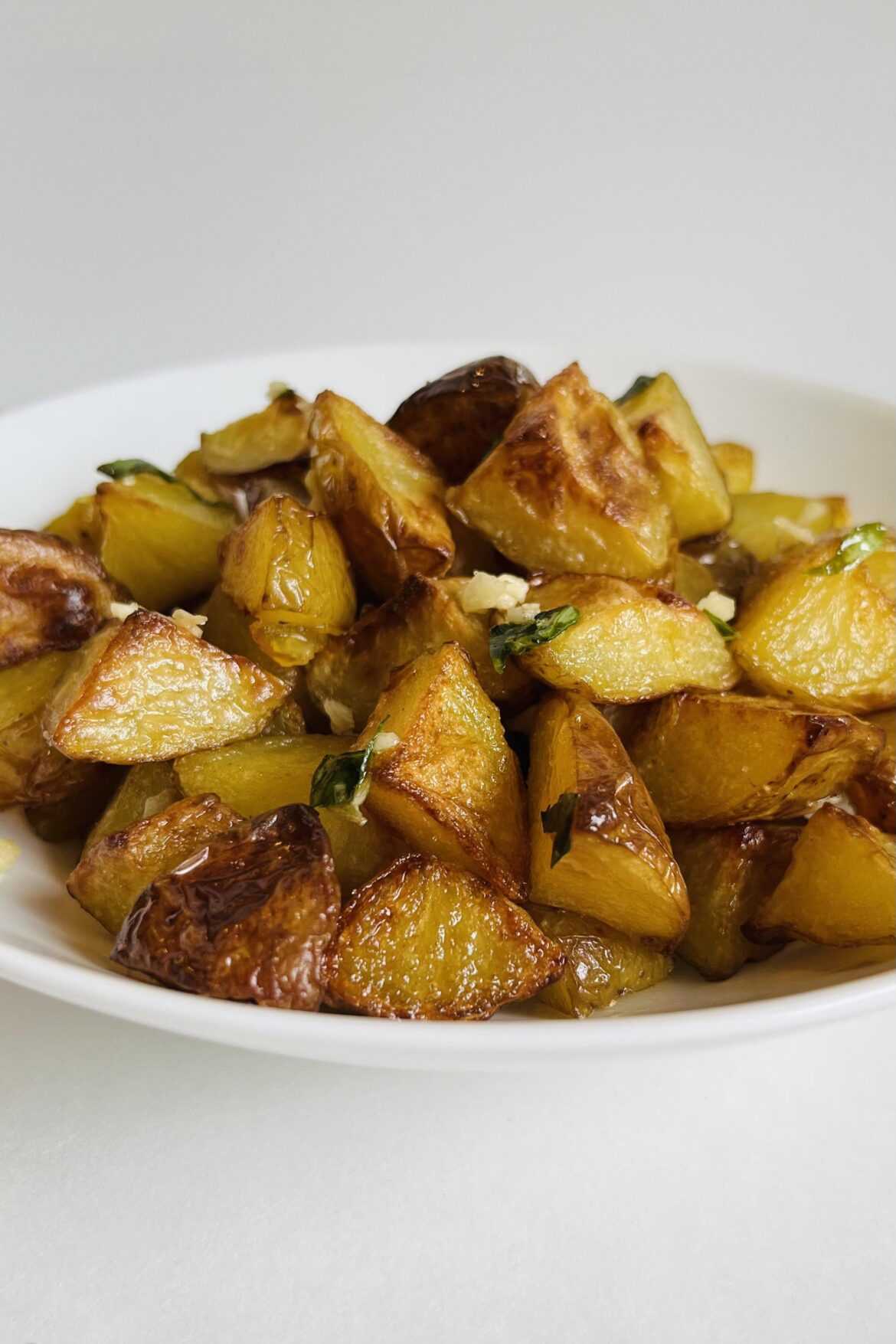 If you’re a garlic lover, these easy roasted potatoes are for you