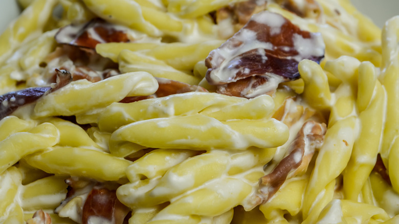 Strozzapretti cooked in cream sauce with mushrooms