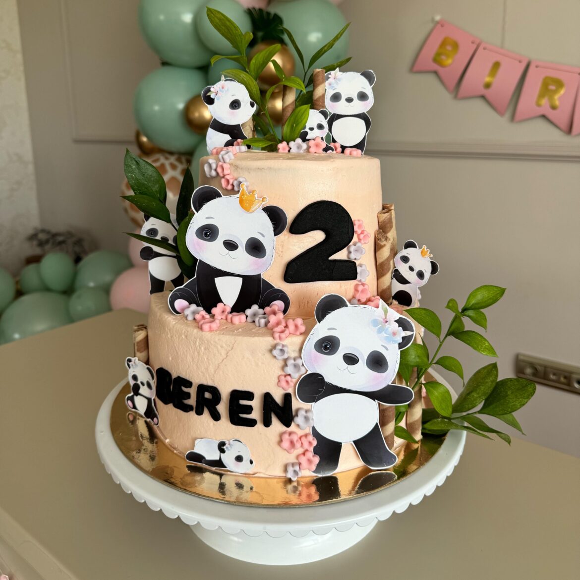 My best friend’s daughter loves panda. So I made a birthday cake for her. 🐼 (Not a pro)