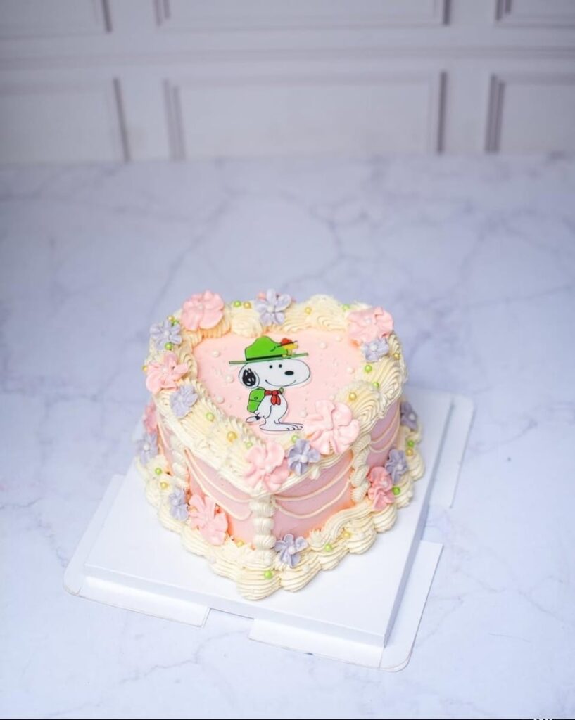 Cake of the character Snoopy as a boy scout